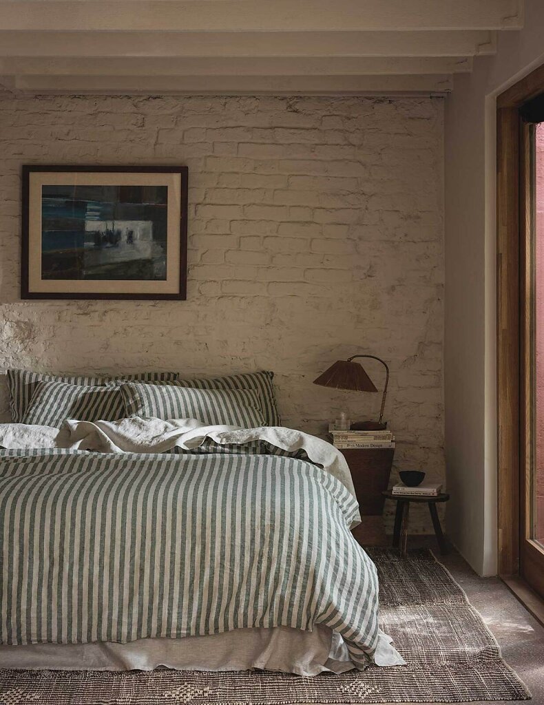Jon-Day-Photography-wwwjondayphotographycom-PigletinBed-AW24-006.jpg